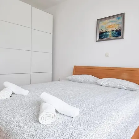 Apartment 10 With Parking, 300m To The Sea *